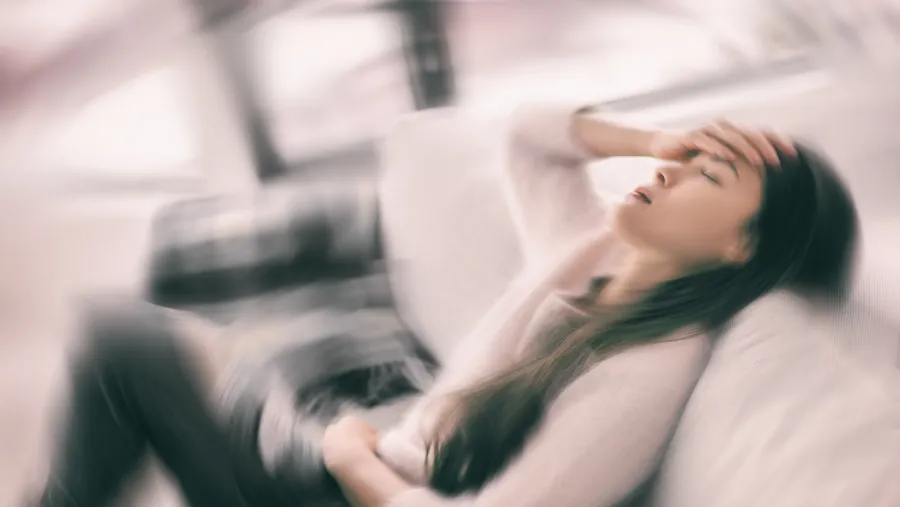 頭痛を訴える女性のイメージ